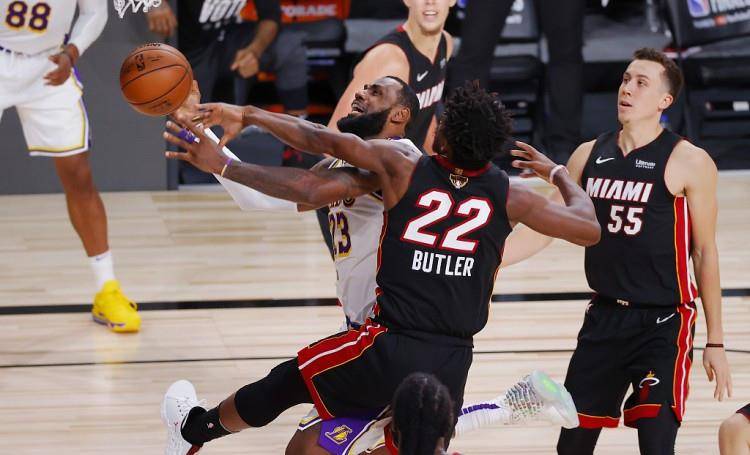  热火锁定东部前三，巴特勒复出砍准绝杀  