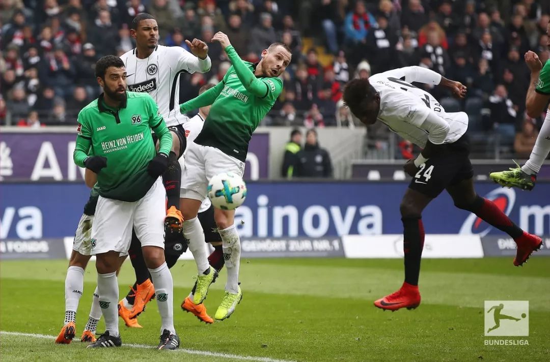  汉诺威96定位球配合默契，头球接力攻破对手大门